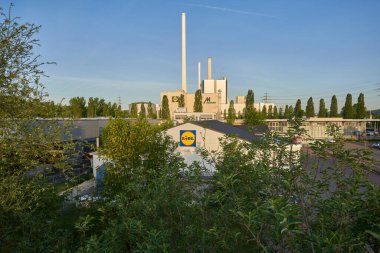 Altbach, Almanya - 08 Mayıs 2020: Lidl, Baden-Wuerttemberg merkezli bir indirim şirketidir. Altbach / Deizisau termik santrali kömürle çalışan bir elektrik santralidir. Altbach, Almanya