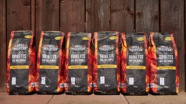 Nuertingen, Almanya - 19 Mayıs 2020: Kömürden yapılmış Grill Meister briketleri, Lidl şirketinin markası, taş levhalardan yapılmış bir zemin ve tahtadan yapılmış bir arka plan, Almanya.