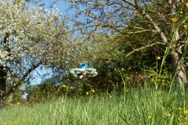 Drone Pequeño Azul Con Barra Protectora Blanca Cierne Con Seguridad —  Fotos de Stock