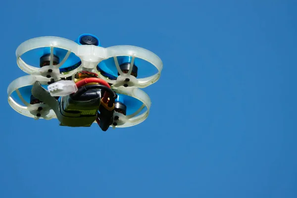 Pequeño Drone Azul También Raza Quad Con Góndola Protectora Blanco —  Fotos de Stock