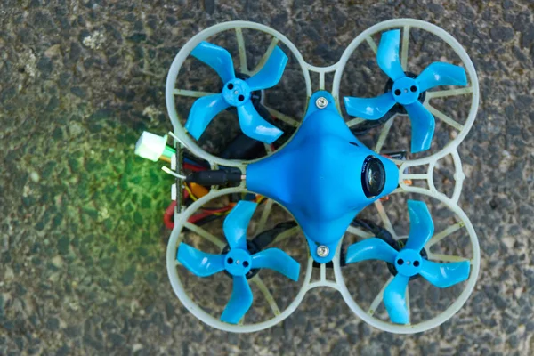 Pequeño Drone Azul También Raza Quad Con Góndola Protectora Blanco —  Fotos de Stock