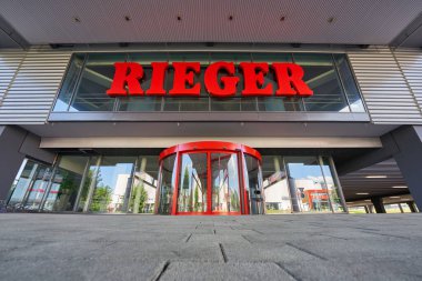 Goeppingen, Almanya - 21 Mayıs 2020: Mbel (mobilya) Rieger, ana girişteki döner kapı, büyük kırmızı harfler, derin perspektif, geniş açı. Goeppingen.