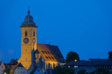 Nuertingen 'deki Laurentius kilisesi, sarı kule ve mavi gökyüzü. Almanya.