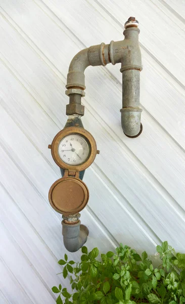 Reloj Agua Con Puntero Clásico Reloj Analógico Cuelga Con Tuberías —  Fotos de Stock