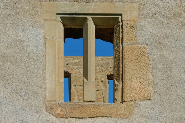 Окно Двух Частей Старого Коричневого Замка Показывает Старую Стену Дальнейшими — стоковое фото