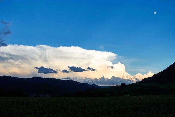 Énormes Nuages Blancs Déplacent Dessus Aube Souabe Premier Plan Silhouette — Photo