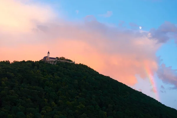 Burg Teck Rusztowaniami Dużym Wzgórzu Pomarańczowe Chmury Biały Księżyc Tle — Zdjęcie stockowe