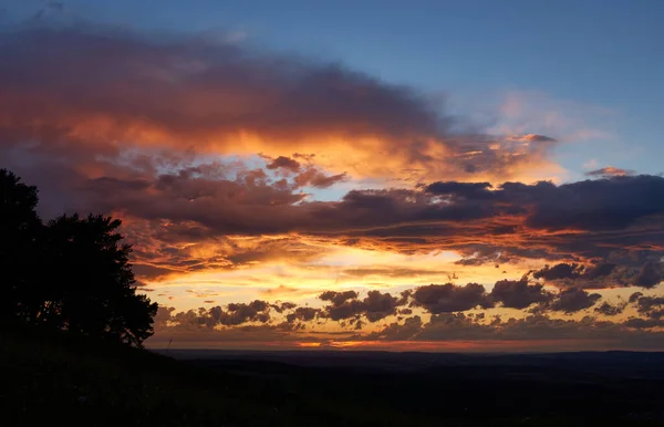 Coucher Soleil Avec Ciel Bleu Nuages Gris Orangé Les Arbres — Photo