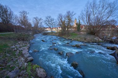 Böylece balıklar akıntıya karşı tekrar göç edebilecekler ve Nuertingen 'de kışın fotoğraf çekebilecekler.