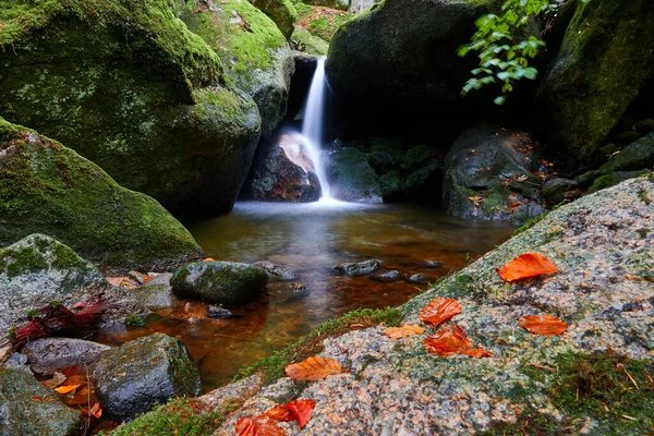 Pojedynczy Kaskada Wodospad Padam Zielony Kamień Niewielki Stawek Barwny Jesienny — Zdjęcie stockowe