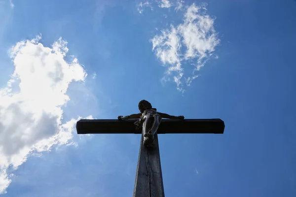 Jesus Figure Cruci Fixus Brown Wooden Cross Blue Sky White — Stock Photo, Image