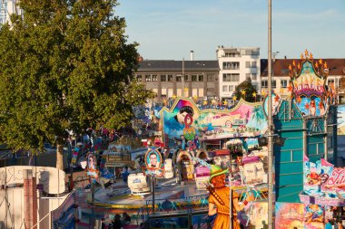 Stuttgart Bad Canstatt, Almanya - 11 Ekim 2019: Eğlence gezisi, Canstatter Halk Festivali. Stuttgart, Almanya