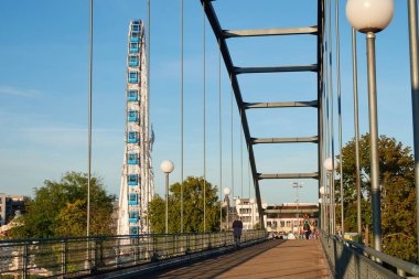 Stuttgart Bad Canstatt, Almanya - 11 Ekim 2019: Nehir köprüsünden dönme dolap görüntüsü, akşam havası. Stuttgart, Almanya