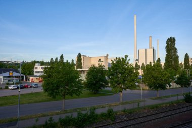 Altbach, Almanya - 08 Mayıs 2020: Altbach / Deizisau termik santrali, Baden-Wuerttemberg 'de kömürle çalışan bir termik santraldir. Fotoğrafta Lidl süpermarketinin park yeri var. Almanya.