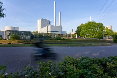 Altbach, Almanya - 08 Mayıs 2020: EnBW Energy Baden Wuerttemberg AG, ısıtma santrali (Kohle Heizkraftwerk) Altbach / Deizisau, Neckar 'da Esslingen yakınlarında.
