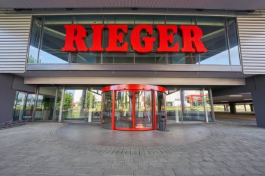 Goeppingen, Almanya - 21 Mayıs 2020: Mbel (mobilya) Rieger, ana girişteki döner kapı, büyük kırmızı harfler, derin perspektif, geniş açı. Goeppingen.