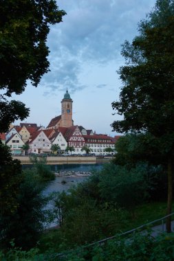 Evanjelik Laurentius kilisesi, yarım keresteli evler, güzel Neckar nehri görülebilir, yeşil ağaçlar kenarı oluşturur. Nuertingen, Almanya.