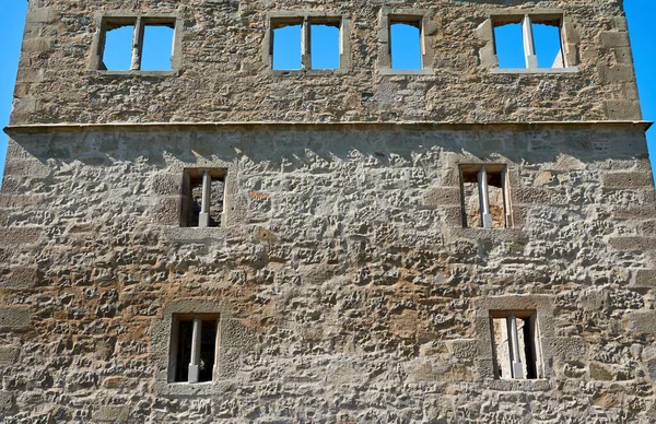 Fassade Einer Braunen Burgmauer Viele Schöne Fenster Sehen Blaues Tageslicht — Stockfoto