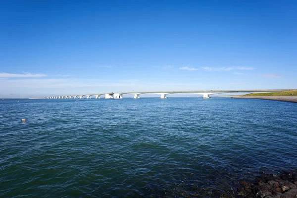 Длинный Сееландский Мост Глубокая Голубая Вода Буем Голубое Небо Белыми — стоковое фото