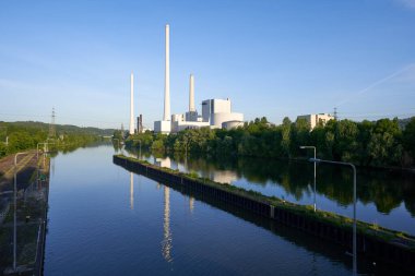 Altbach, Almanya - 08 Mayıs 2020: Altbach / Deizisau termik santrali, Baden-Wuerttemberg 'de kömürle çalışan bir termik santraldir. Altbach, Almanya