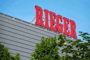 Esslingen, Almanya - 08 Mayıs 2020: Moebel Rieger başarı hikayesi 5 Kasım 1950 'de başlıyor Usta marangoz Xaver Rieger Heidenheim' da ilk mobilya mağazasını açtı. Stuttgart yakınlarında, Almanya.