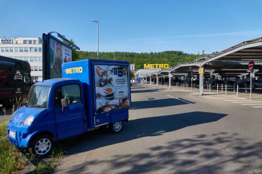 Esslingen, Almanya - 08 Mayıs 2020: En iyi kalite gıda ve tüccarlar için olmayan gıda. Her hafta yeni teklifler. Stuttgart yakınlarında, Almanya.