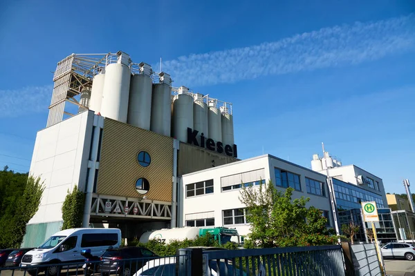 Esslingen, Almanya - 08 Mayıs 2020: Kiesel inşaat kimyası (Bauchemie) Tüm iyi şeylerin sarı olduğuna inanıyoruz. Kendini ikna et. Çakıl taşı. Aile şirketi. Stuttgart yakınlarında, Almanya