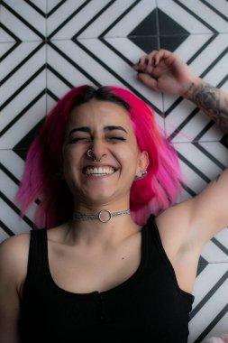 Siyah beyaz arka planda pembe saç modeli