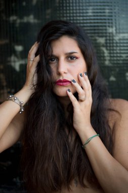 Genç örnek öğrenci sıradan makyaj yapar.