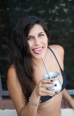 Genç, uzun saçlı kız içki arkadaşı.