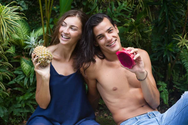 Hermosa Joven Pareja Riendo Están Sentados Hierba Con Frutas Tropicales — Foto de Stock