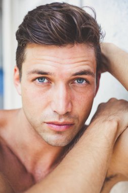 mavi gözler ve kahverengi kıllar ile yakışıklı erkek modelinin portre yakın