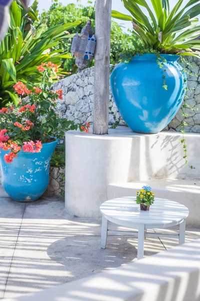 Akdeniz tarzında beyaz Teras. katta büyük mavi vazolar, çiçekler, bir masa, bir tezgah, güneş ışığı ve gölgeler — Stok fotoğraf