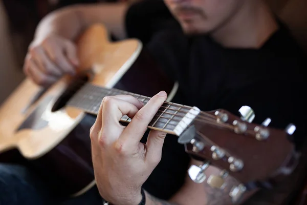 interiour akustik gitar üzerinde yakın erkek elleri plare barre