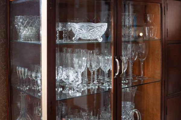 Vintage eski ahşap sideboard kristal gözlük içerir