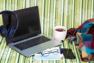 Ev kavramından çalış. 2020 'nin gerçekleri. Evdeki işyeri. Serbest çalışıyorum. Teknolojiler