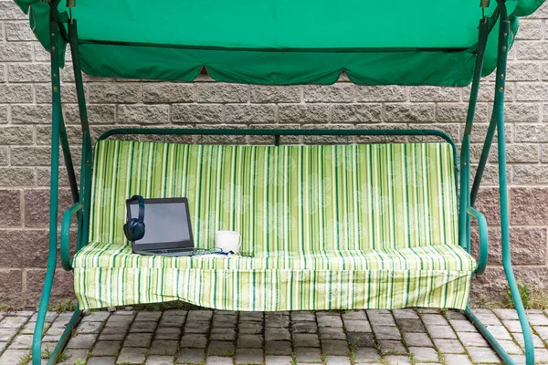 Veranda Verandasında Salıncak Var Büyük Kulaklıklı Dizüstü Bilgisayar Yeşil Matress — Stok fotoğraf