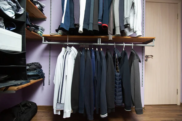 Heren Shirts Jassen Truien Van Verschillende Kalme Donkere Kleuren Hangen — Stockfoto