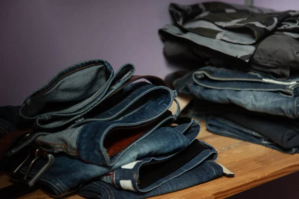 Primer Plano Una Pila Jeans Plegados Color Azul Marino Estante —  Fotos de Stock