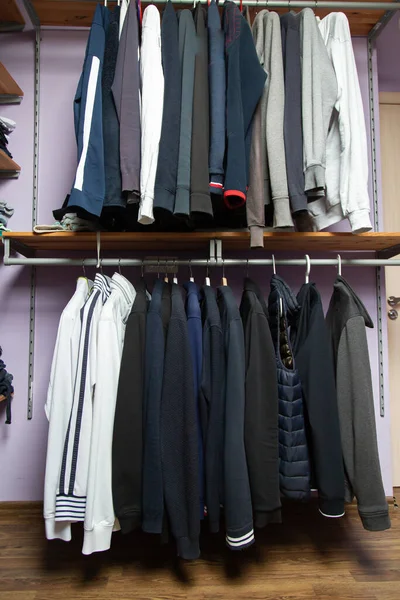 Camisas Masculinas Jaquetas Blusas Diferentes Cores Escuras Calmas Pendurar Bar — Fotografia de Stock