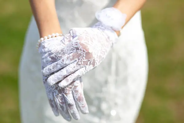 Крупним планом руки нареченої в білих мереживних рукавичках. вибірковий фокус — стокове фото