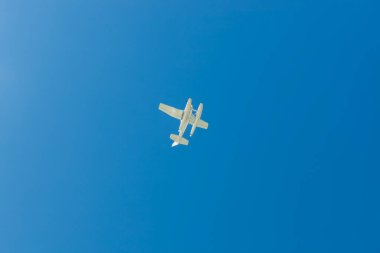 Mavi bulutsuz gökyüzüne karşı beyaz deniz uçağı