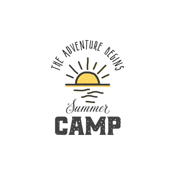 冒険が始まる - 夏のキャンプ。ビンテージ風プリント デザイン t シャツはパッチ、エンブレム、バッジ、ラベル、その他の用途を出力します。色付きのアイコンとして使用することができます。. — ストックベクタ