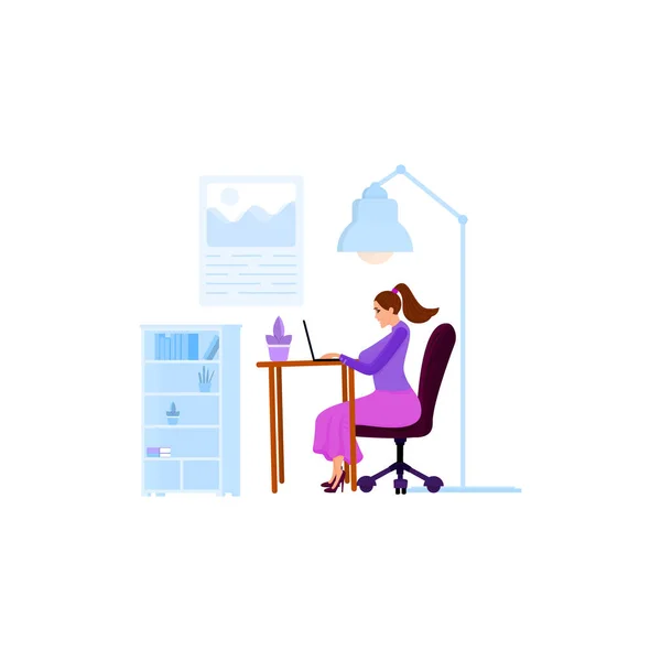 Uma mulher trabalha em um laptop ou se comunica em redes sociais, senta-se em uma cadeira de escritório . —  Vetores de Stock