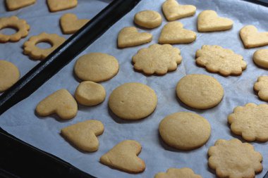 Mutfak masasında kurabiyeler.