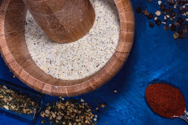 mavi arka planda tuz ve biber öğütücü ve diğer baharatlar