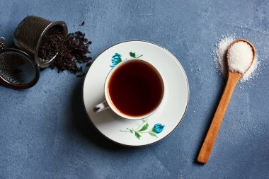 Çaydanlıklı çay fincanı ve aksesuarlı infüzyon iplikleri.