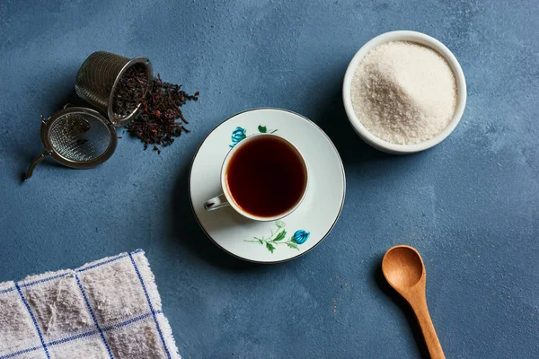 Çaydanlıklı çay fincanı ve aksesuarlı infüzyon iplikleri.