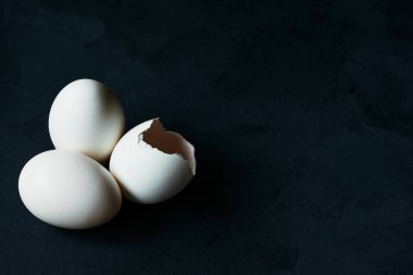 Doğal ışıkta karanlık bir üste yumurtalar.