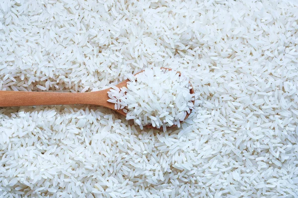 Pirince batırılmış tahta kaşık.